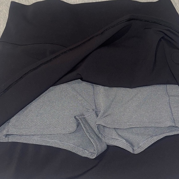 Vuori Black Athletic Skort with Logo - Picture 3 of 3